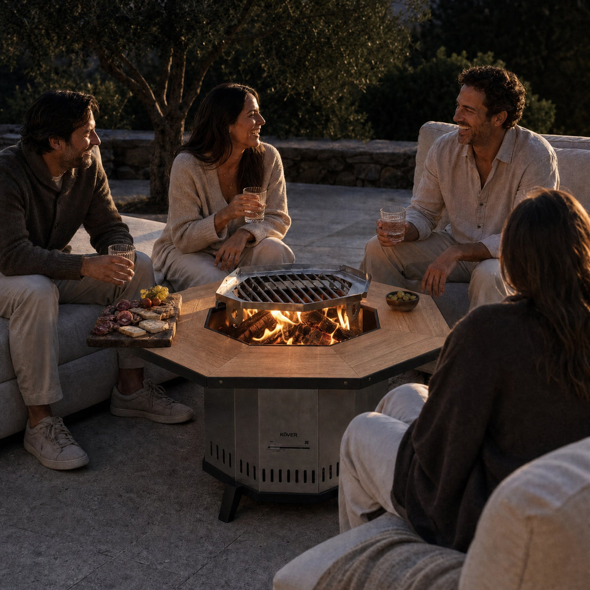 Amigos reunidos alrededor del Pack Terraza