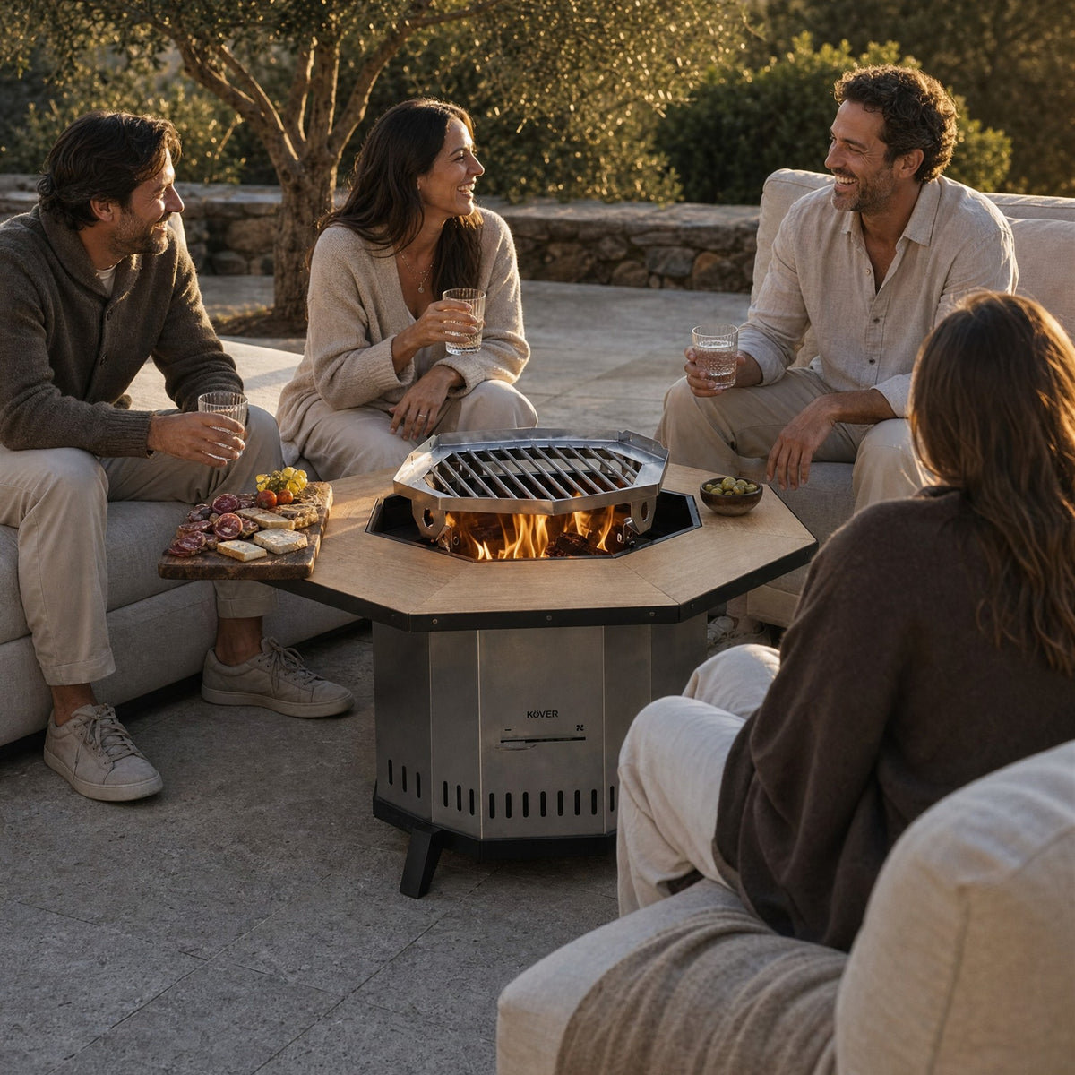 Mesa para brasero sin humo Aysén – amigos conversando alrededor del fuego