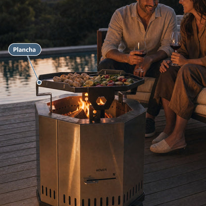 Plancha para brasero sin humo Aysén – pareja cocinando junto a la piscina